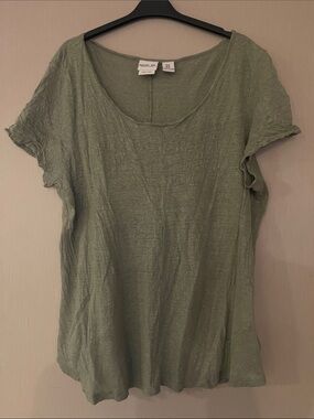 Rachel Zoe 1x plus linen Relaxed Scoop Neck Short Sleeve Top in Olive